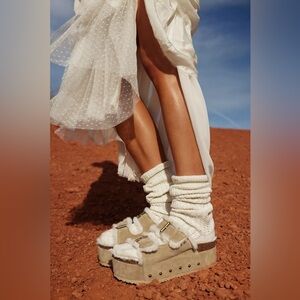 New free people Rule Breaker Sherpa Flatform Sandals new in generic shoe box‎